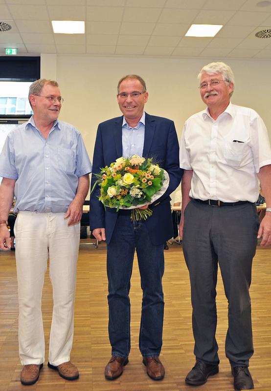 Erste Glückwünsche: Prof. Dr. Peter Elsner (li.), Leiter des Fraunhofer-Instituts für Chemische Technologie und Vorsitzender des Hochschulrats, sowie Prorektor Prof. Dr. Dieter Höpfel (re.)