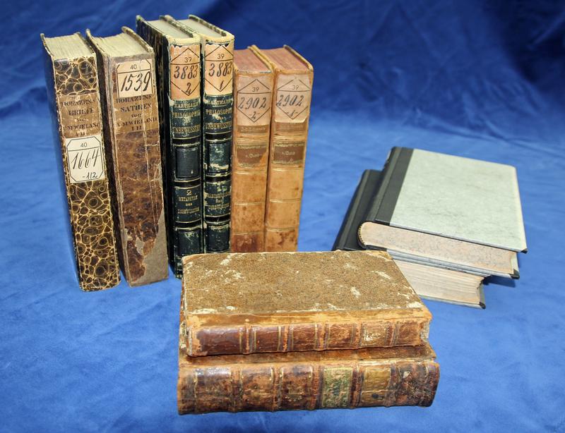 Zehn Bücher restituiert die Bayerische Staatsbibliothek an den "Dachverband freier Weltanschauungsgemeinschaften e.V.".