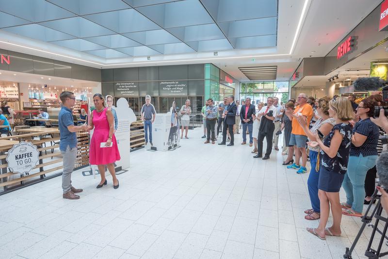 Bei der Ausstellungseröffnung im Mathematikon: Prof. Annette Grüters-Kieslich, Leitende Ärztliche Direktorin (2. v. l.), dankt Patient Pascal (l.) für seine Teilnahme.