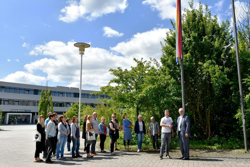 Arnd Krohmann und Prof. Dr. Kristian Bosselmann-Cyran nach dem gemeinsamen Hissen der Regenbogenfahne