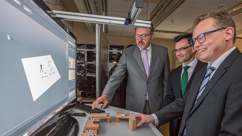 Dank digitaler Modelle heute schon die Arbeitswelt von morgen erforschen. Staatssekretär Stefan Brangs (li.) mit dem Rektor der TU Chemnitz, Prof. Gerd Strohmeier (M.), und Informatik-Dekan Hardt. 