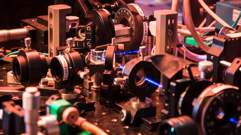 Quantenoptischer Aufbau zur Erzeugung verschränkter Photonen am Institut für Quantenoptik und Quanteninformation der ÖAW.
