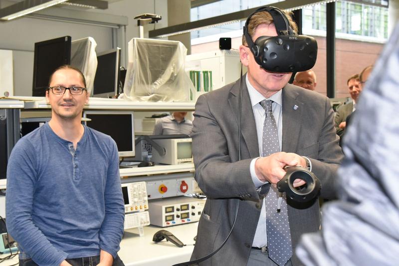 Ministerpräsident Bodo Ramelow (mit Virtual Reality-Brille) mit Laboringenieur André Grimm.