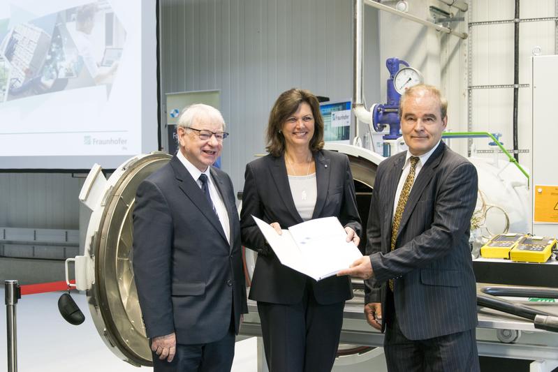 Prof. Dr.-Ing. Heinz Gerhäuser, Vorsitzender der Bayerischen Forschungsstiftung, Bayerns Wirtschaftsministerin Ilse Aigner und Projektleiter Prof. Dr.-Ing. Rolf Steinhilper (v.l.).