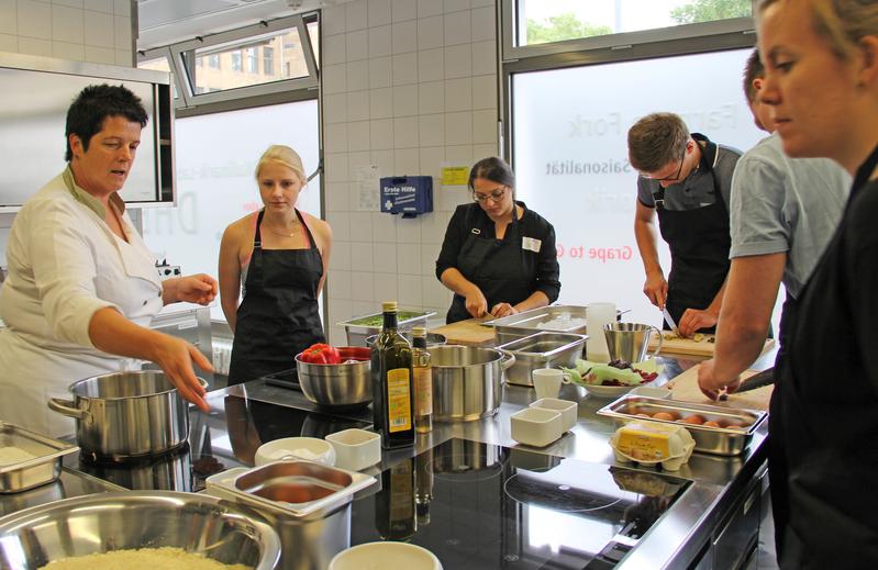Sterneköchin Anna Matscher weist in die Zubereitung eines gesunden Drei-Gänge-Menüs ein 