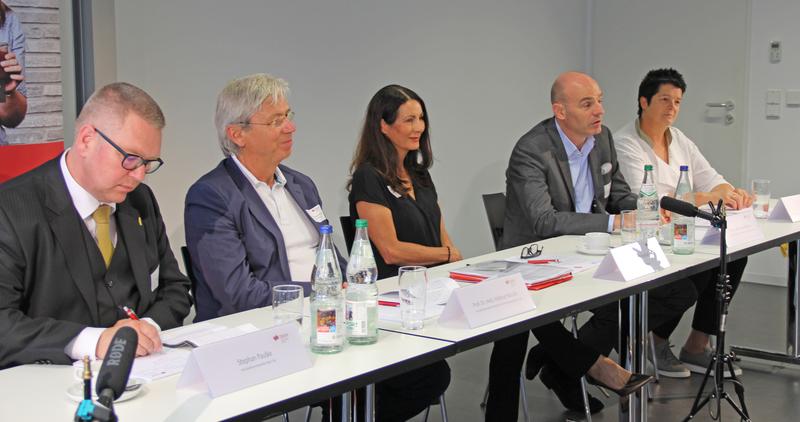 Partner im Kampf gegen Darmkrebs: v.l.n.r. Stephan Paulke, Prof. Dr. med. Volkmar Nüssler, Prof. Dr. Nicole Graf, Prof. Dr. med. Uwe Martens und Anna Matscher