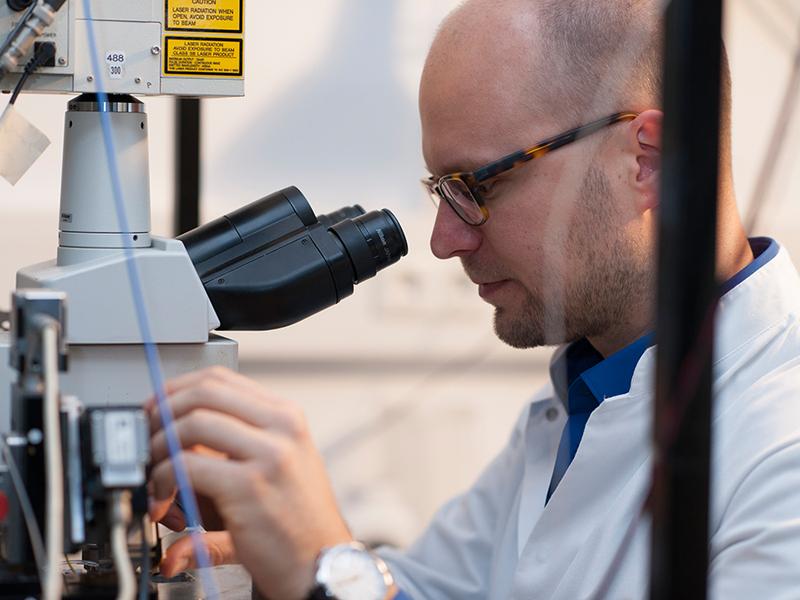 Marc Aurel Busche am Zwei-Photonen-Mikroskop, welches die direkte Beobachtung von Nervenzellen im intakten Gehirn mit hoher räumlicher und zeitlicher Auflösung ermöglicht. 