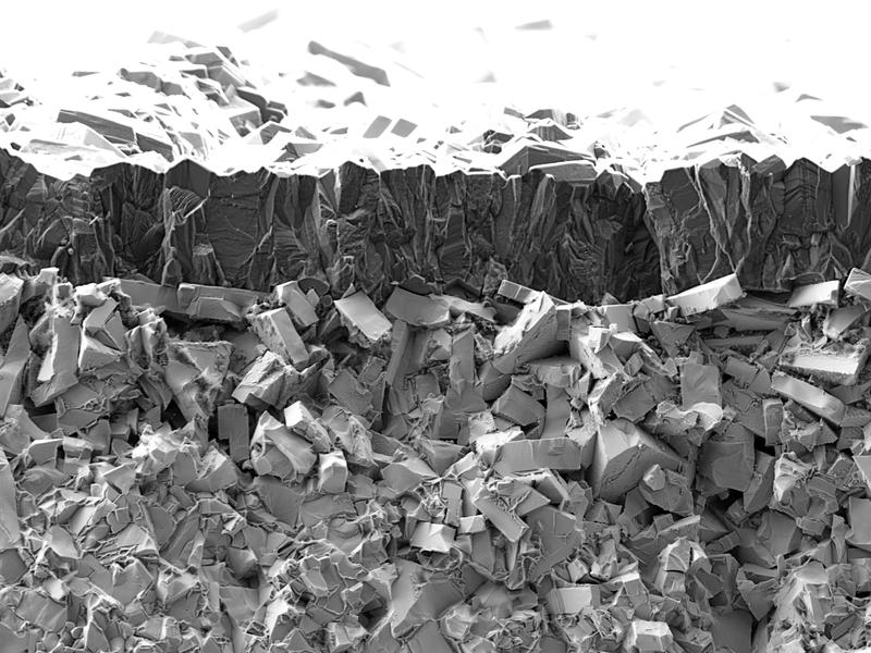 Bruchkante eines diamantbeschichteten Hartmetallbauteils, das mit dem neu entwickelten Verfahren vorbehandelt wurde und die Haftung der Diamantschicht wesentlich verbessert.