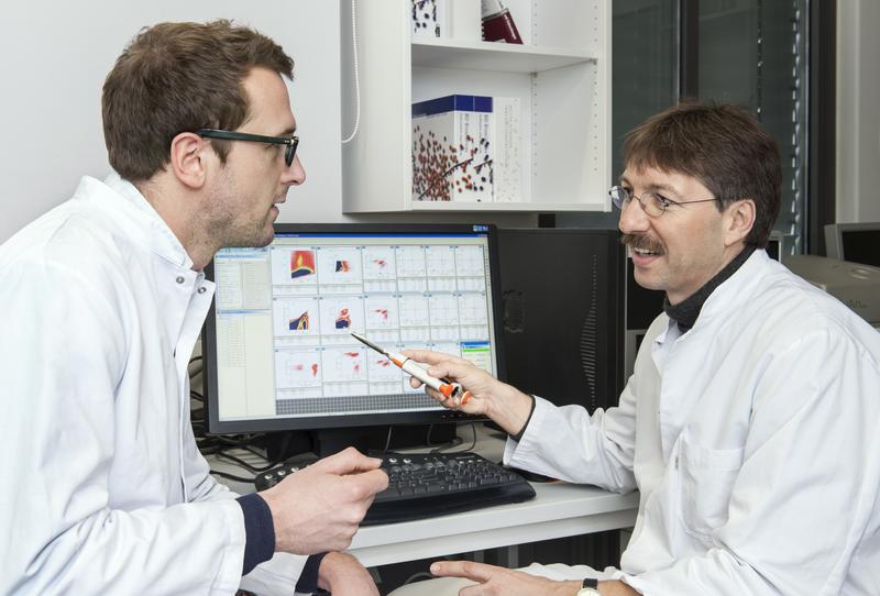 Prof. Dirk Busch (rechts) und Dr. Veit Buchholz (links) haben die Enwicklung einzelner T-Zellen untersucht.
