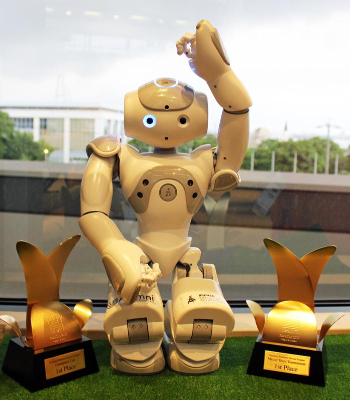 NAO des Team B-Human mit Siegertrophäen