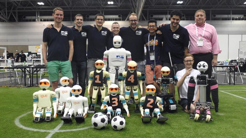 So sehen Sieger aus: Die Bonner Fußballroboter des Teams Nimbro um Prof. Dr. Sven Behnke (r.).