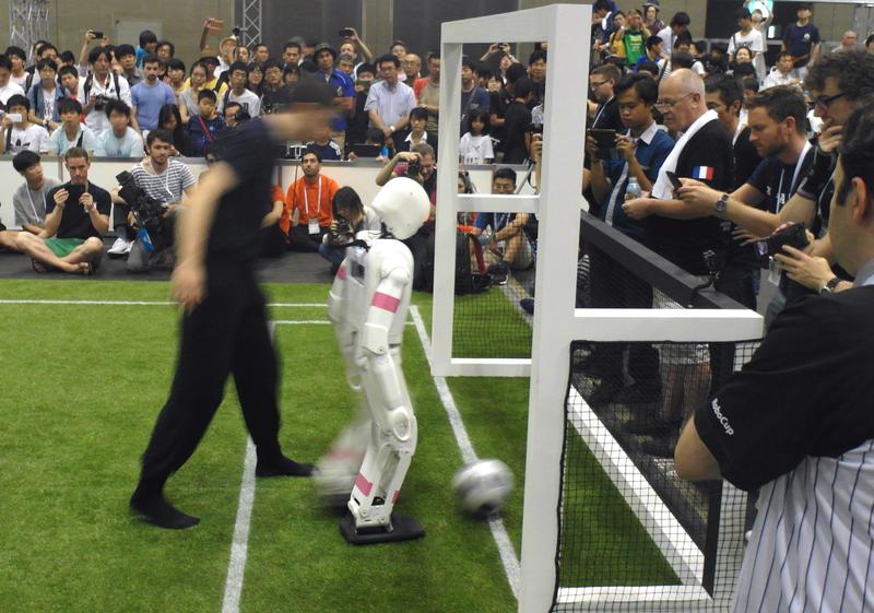 Der Bonner Fußballroboter NimbRo-OP2 war nicht zu stoppen.