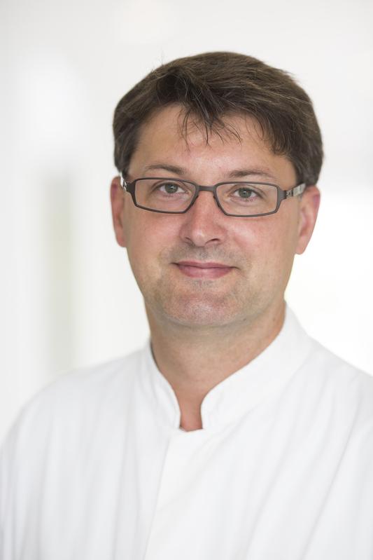 PD Dr. Christoph Lübbert, Leiter des Fachbereichs Infektions- und Tropenmedizin am Universitätsklinikum Leipzig, ist Herausgeber eines neuen Lehrbuchs zur Gastroenterologischen Infektiologie. 