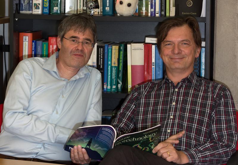 Professor Dr. Lars-Oliver Essen (rechts) und Dr. Christof Taxis erforschen im Verbund „MELICOMO“, wie Gene mittels Licht gesteuert werden können. 