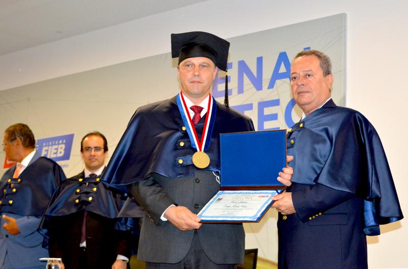 Prof. Dr. Frank Kirchner und der Präsident des Industrieverbandes des Staates Bahia FIEB, Antonio Ricardo Alvarez Alban, kurz nach der Übergabe der Urkunde und der Ehrenmedaille