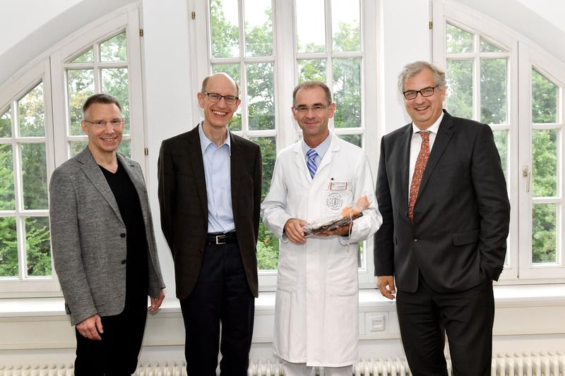 Die Übergabe von Reprotox (v.l.): PD Dr. Frank Reister, Dr. Wolfgang Paulus, Prof. Wolfgang Janni (ÄD Frauenklinik) und der Vorstand der St. Elisabeth-Stiftung, Peter Wittmann
