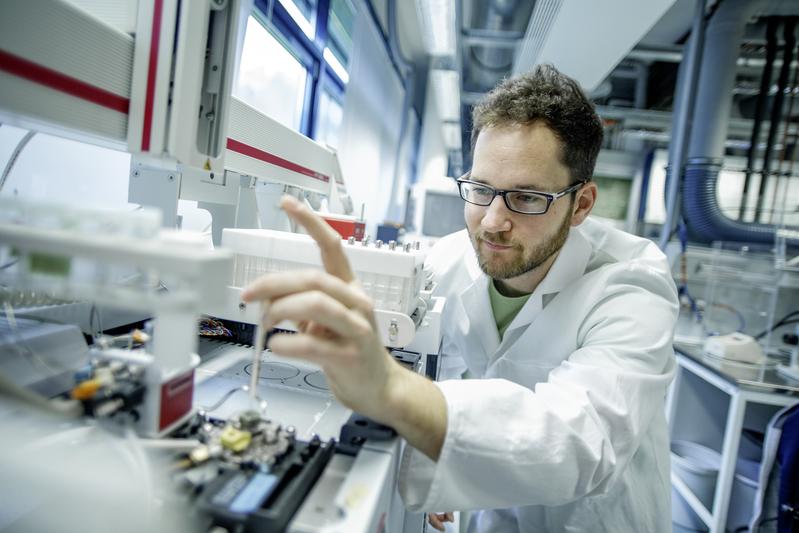 Ian Keesey analysiert die Düfte einzelner Fliegen mittels GC/MS (Gaschromatographie mit Massenspektrometrie-Kopplung). Bei kranken Fliegen waren deutlich erhöhte Mengen der Fliegenpheromone messbar.