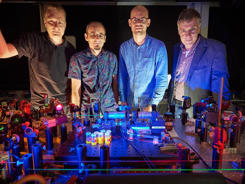 The Bonn researchers (from left) Dr. Tobias Damm, Dr. Frank Vewinger, David Dung und Prof. Dr. Martin Weitz.