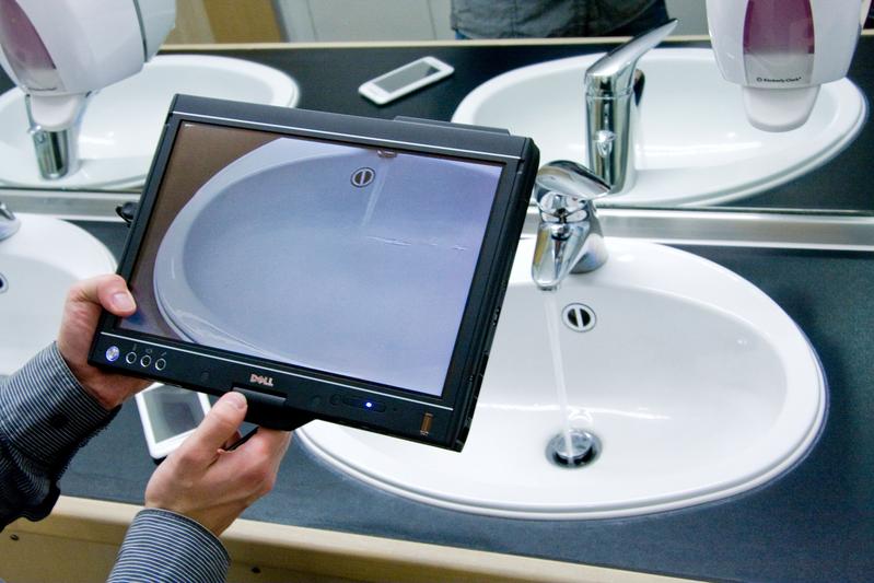 Mit der an der TU Ilmenau entwickelten Diminished-Reality-Technologie können reale Gegenstände aus Live-Videos entfernt werden. 