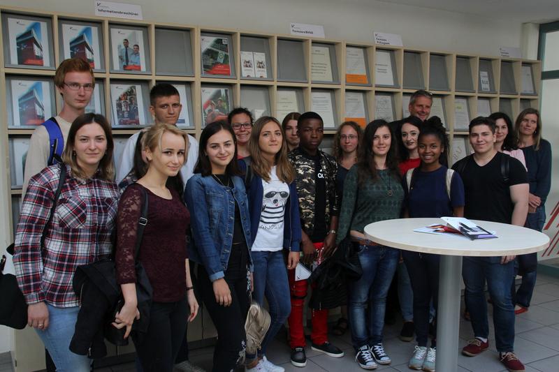 v.l. Prof. Dr. Burghart Schmidt, Präsident der Universität Vechta, Dr. Natalia Petrillo, Leiterin des International Office und Sarah Winkler, Erasmus Koordinatorin mit den Studierenden der So