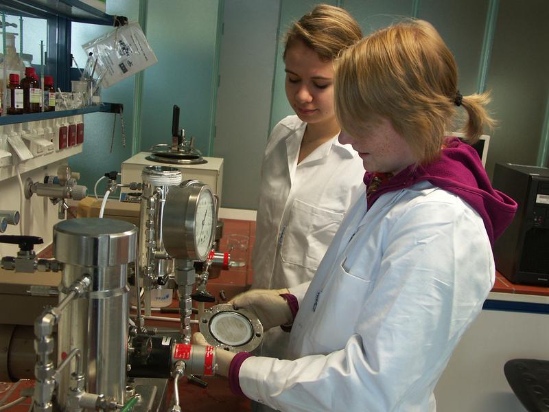 Teilnehmerinnen der Ferienpraktika 2015 in einem Labor zur Untersuchung von Polymermembranen. 
