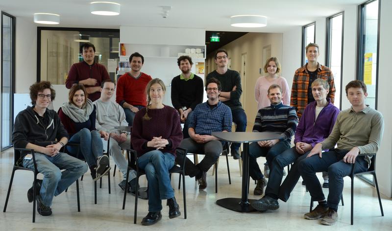 Together with their with their research groups at IST Austria Giorgios Katsaros (3rd from right) and Johannes Fink (4th from right, both seated) aim to combine two distinct fields of quantum physics