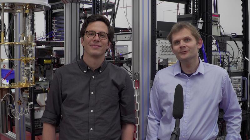 Professors Johannes Fink (l) und Giorgios Katsaros (r) in the lab. 