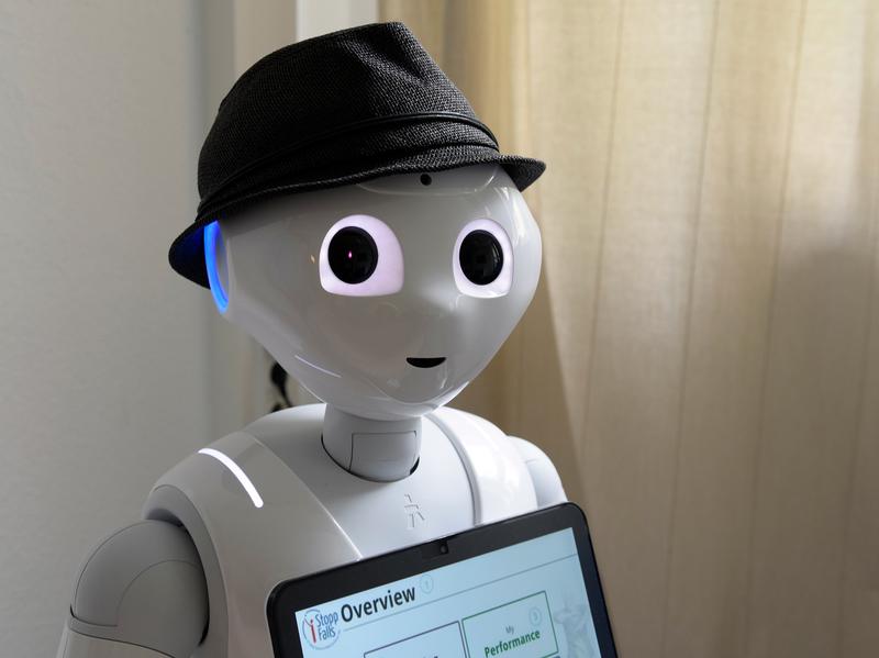 Pepper hat Sensoren am Kopf und an den Fingern, kann hören, sehen, sprechen und sogar Stimmlagen und Emotionen erkennen.