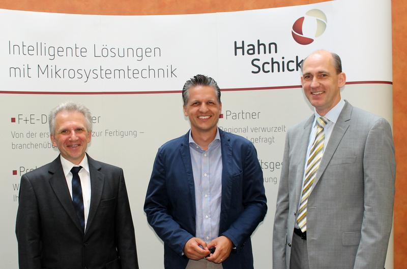 v.l.n.r.: Hahn-Schickard-Geschäftsführer Clemens Pecha, Bundestagsabgeordneter Thorsten Frei,  Hahn-Schickard-Institutsleiter Prof. Alfons Dehé