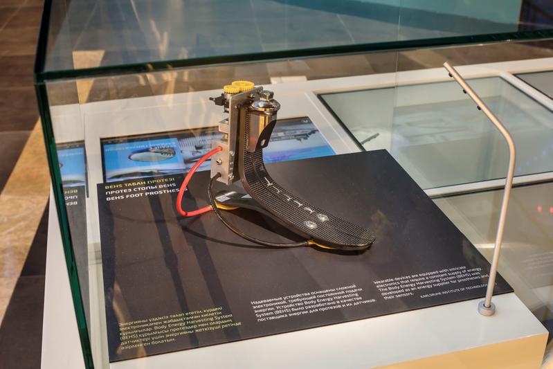 Mit Systemen, die Körperenergie in Strom umwandeln, wie diese Fußprothese, wollen Forscher des KIT transportable Elektrogeräte wie Smatphones oder Herzschrittmacher betreiben.