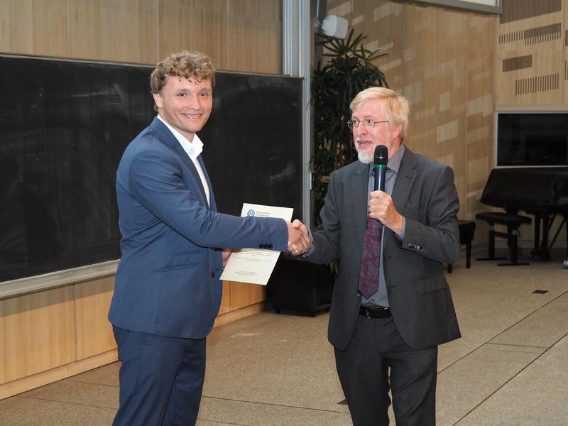 Überreichung des Boltzmann Preises durch ÖPG-Präsident Prof. Dr. Reinhold Koch 