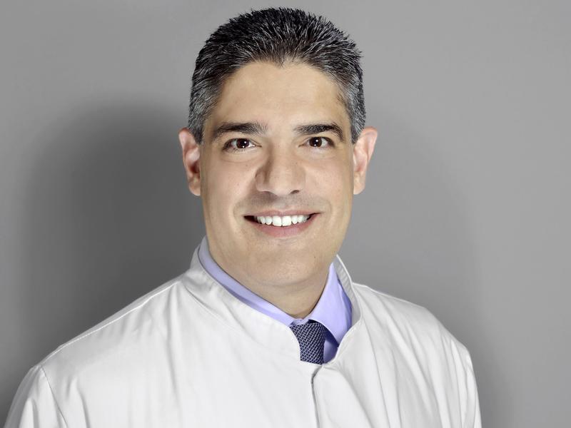 Prof. Dr. med. Adrian Dragu, Leiter der Abteilung für Plastische und Handchirurgie am UniversitätsCentrum für Orthopädie und Unfallchirurgie des Dresdner Uniklnikums. 