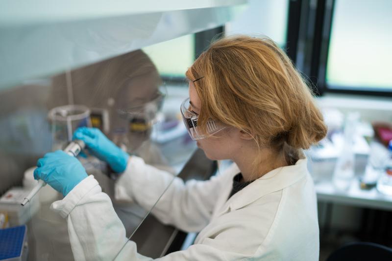 iGEM-Teammitglied im Labor. Das Team besteht aus Studierenden verschiedener Disziplinen der HHU und der Universität zu Köln.