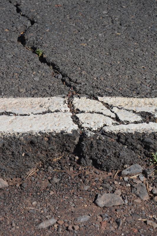 Typische Asphalt-Schäden auf der Straße
