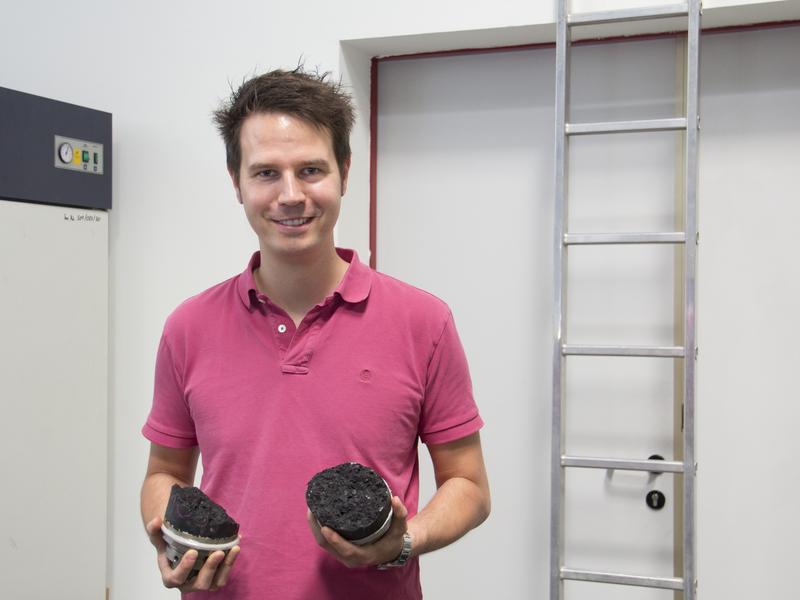Bernhard Hofko mit Asphaltproben