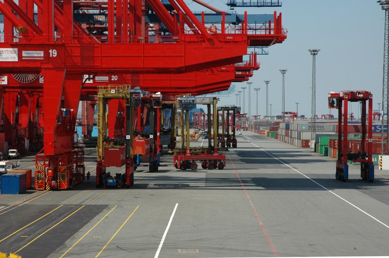 Bemannte Portalhubwagen – hier unterwegs am Containerterminal Bremerhaven.