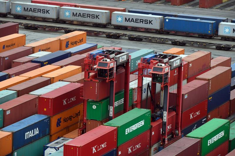 Straddle Carrier bringen bis zu 70 Tonnen auf die Waage. Mit einer Tragfähigkeit von mehr als 50 Tonnen und einer Bauhöhe von gut 16 Metern können sie Container drei oder vier Ebenen hoch sta-peln.