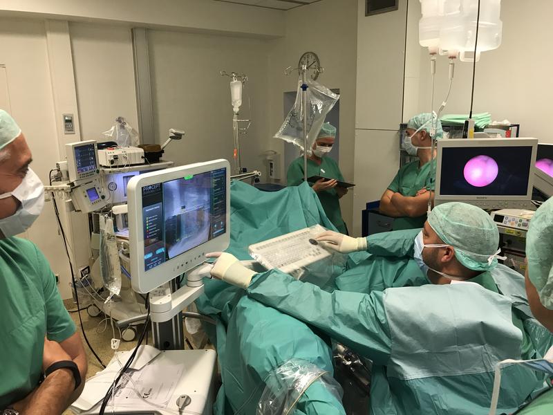 Prof. Dr. Thorsten Bach, Chefarzt der Urologie am Asklepios Klinikum Harburg (in Hamburg) operiert einen Patienten mit dem innovativen AquaBeam-Verfahren. 
