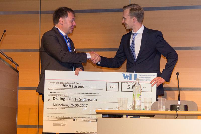 Prof. Dr.-Ing Michael Schmidt (left), President of the Wissenschaftliche Gesellschaft Lasertechnik e.V. (WLT), hands over the WLT Prize to Dr.-Ing. Oliver Suttmann, Head of Department at the LZH.