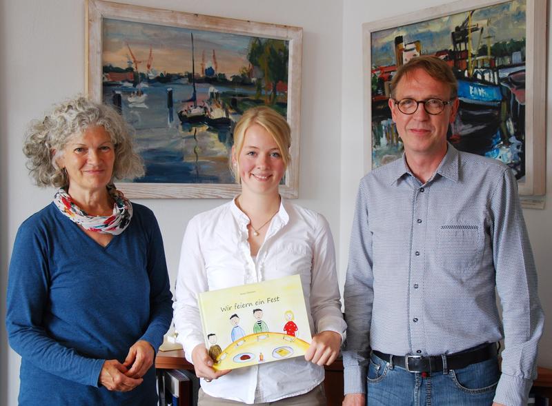 Anna Ohmann (Mitte) mit ihren beiden Prüfern Dr. Katharina Schultz und Prof. Dr. Eric Mührel