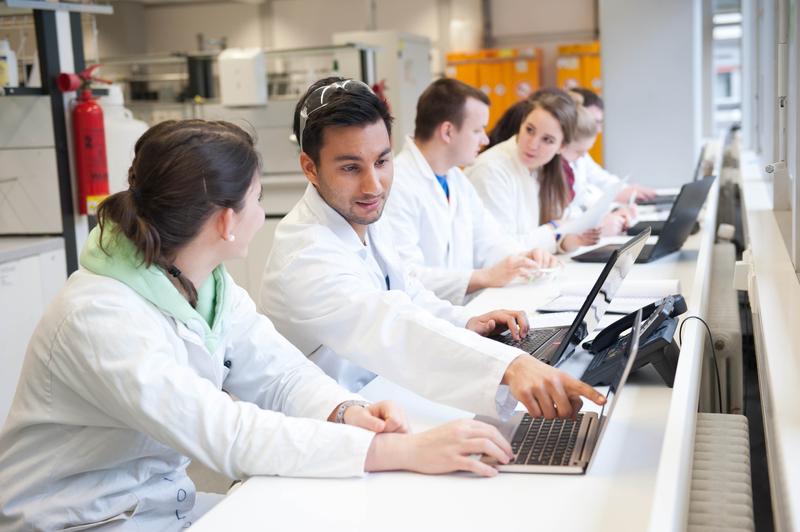In gemeinsamen Studiengängen und im Promotionskolleg kooperieren die Uni Ulm und die HBC bereits erfolgreich. Jetzt starten erste Module des gemeinsamen, berufsbegleitenden Masters