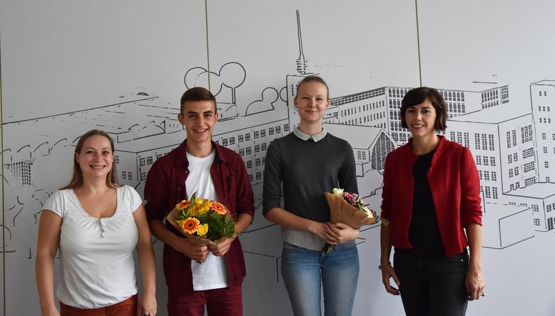 Von links: Susan Blume, Christian Glekler, Ida Benkewitz und Prof. Dr. Nicole Harth, die als Prodekanin des Fachbereichs den neuen Azubi begrüßte
