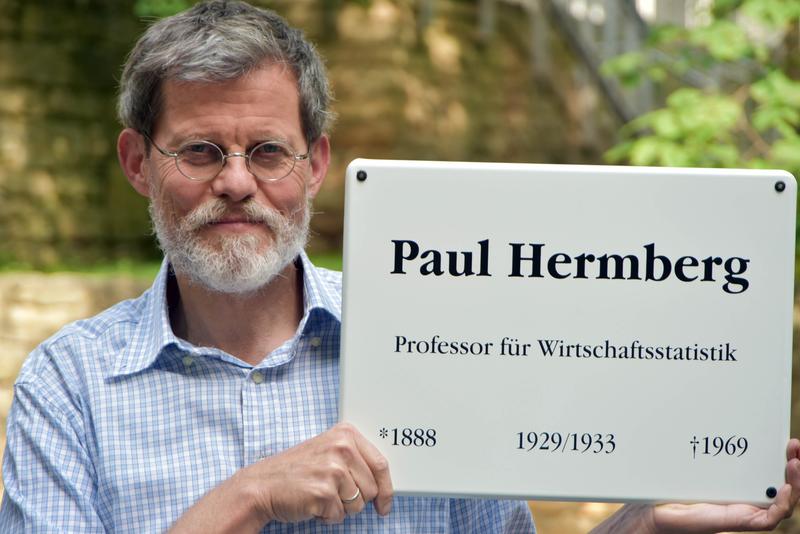 Dr. Uwe Dathe, Mitarbeiter der Thüringer Universitäts- und Landesbibliothek Jena, hat die Ehrung von Paul Hermberg initiiert. Die Tafel wird im Foyer des Campusgebäudes der Uni Jena angebracht. 