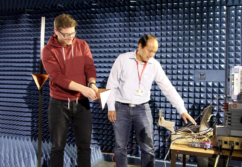 Maciej Kucharski und  Dr. Herman Ng (v.l.) in der Antennenmesskammer, sie bildet eine störungsfreie Umgebung für Hochfrequenzmessungen 