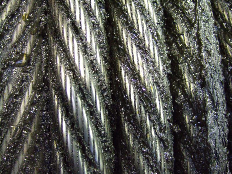 Stahlseil auf Seilwinde: Frisches Fett ist goldgelb. Wird es schwarz, liegt das hauptsächlich an den Stahlpartikeln, die sich durch den Abrieb darin sammeln.