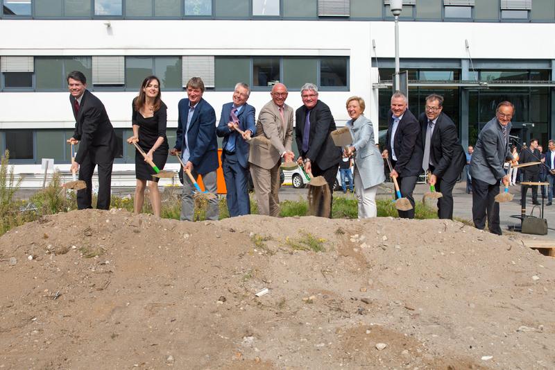 Prof. F. Neese; Prof. S. DeBeer; W. Schlamann; Prof. W. Leitner; OB U.Scholten; Prof. R. Schlögl;Staatssekretärin A. Storsberg; C.Maeder; M.Prugger, A. Fessen