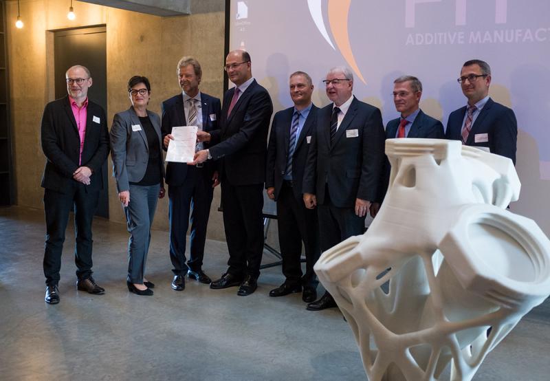  Finanz - und Heimatstaatssekretär Albert Füracker (4. von links) überreicht Prof. Dr. Wolfgang  Baier,  Präsident der OTH Regensburg (3. von links) den Förderbescheid. 