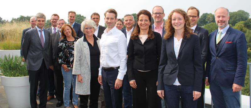 Prof. Dr. Andreas Bertram freute sich, gemeinsam mit weiteren Vertretern des Präsidiums der Hochschule Osnabrück auf dem Campus Westerberg acht neue Professorinnen und Professoren begrüßen zu können.