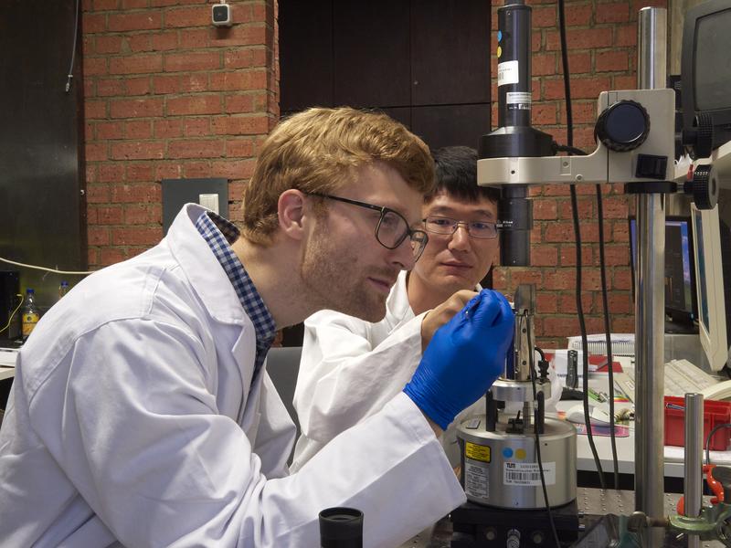 Jonas Pfisterer and Yunchang Liang at the scanning tunneling microscope in the laboratory of Prof. Bandarenka, Physics of Energy Conversion and Storage at the Technical University of Munich
