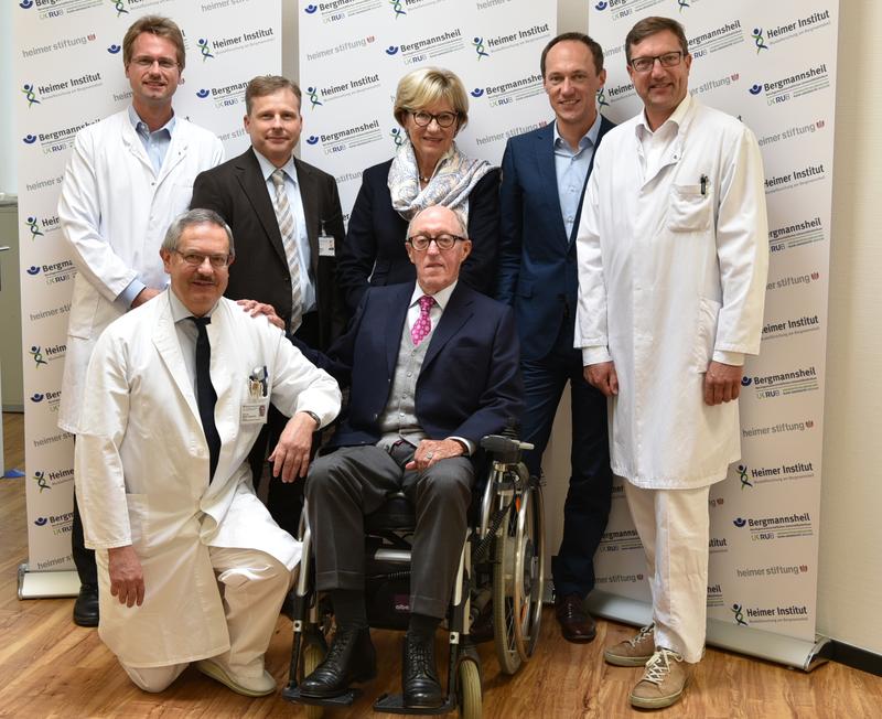 V.l.: Prof. Dr. Christoph Clemen, Prof. Dr. Martin Tegenthoff, Ralf Wenzel, Irmgard Heimer, Siegfried Heimer, Andreas Heimer und Prof. Dr. Matthias Vorgerd